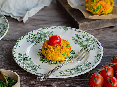 Gemüsebratlinge mit Tomaten auf einem Tisch.