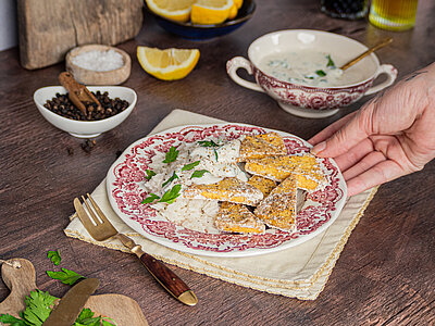 Gemüse-Dreiecke mit heller Marinade auf einem Teller mit Reis mit Tischdekoration.