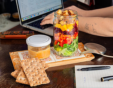 Tofuwürfel mit rote Bete Würfel, Kichererbsen und Salat an Reis in einer Schüssel mit Tischdekoration.