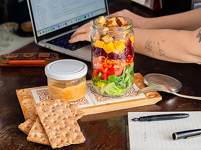 Tofuwürfel mit rote Bete Würfel, Kichererbsen und Salat an Reis in einer Schüssel mit Tischdekoration.