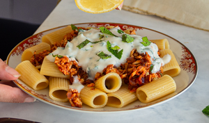 Pasta mit Tofugeschnetzeltem und Joghurt mit Zitrone und Tischdekoration.