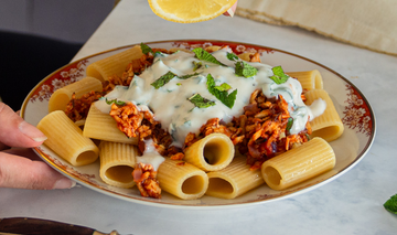 Pasta mit Tofugeschnetzeltem und Joghurt mit Zitrone und Tischdekoration.
