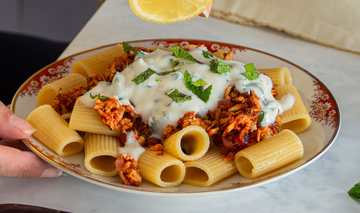 Pasta mit Tofugeschnetzeltem und Joghurt mit Zitrone und Tischdekoration.